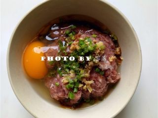 3、糖醋青椒酿肉,肉馅里调入葱花、姜末、糖、盐、生抽、料酒、鸡蛋、香油;
