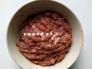 4、糖醋青椒酿肉,朝同1个方向搅打上劲;