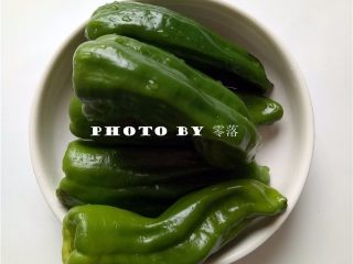 5、糖醋青椒酿肉,青椒去蒂去籽,洗净;拇指、食指捏住青椒蒂,往青椒内部按,然后再往青椒外部拉,即可轻松去掉青椒蒂青椒籽;