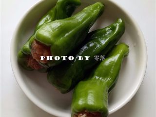 6、糖醋青椒酿肉,将肉馅塞入青椒内部;青椒表面可拭干水分;