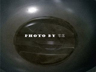 7、糖醋青椒酿肉,锅里倒入植物油烧热;