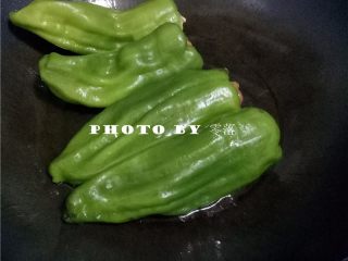 8、糖醋青椒酿肉,放入青椒,煎至青椒表皮发焦;