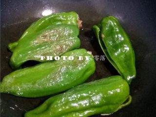 9、糖醋青椒酿肉,翻面,继续煎青椒的另一面;