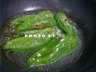 10、糖醋青椒酿肉,青椒煎出“虎皮”后,倒入开水;