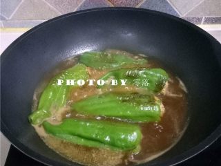 11、糖醋青椒酿肉,调入糖、盐、醋、老抽;