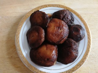 1、香菇牛肉酱,香菇去蒂洗净，水开焯1分钟捞出。