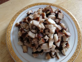2、香菇牛肉酱,切丁。