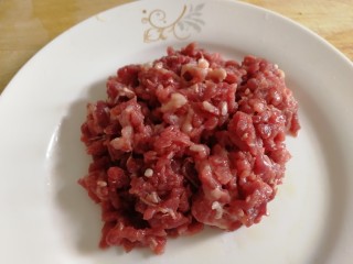 3、香菇牛肉酱,牛肉切碎。