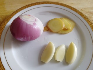 4、香菇牛肉酱,小圆葱去皮，切去两端洗净；蒜扒皮去头；姜切片。