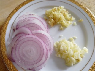 5、香菇牛肉酱,小圆葱切薄片，蒜姜切末。