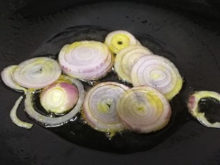 6、香菇牛肉酱,热锅倒入比炒菜多一些的油，放入圆葱片。