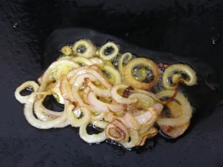 7、香菇牛肉酱,小火炒至微焦，捞出不要。