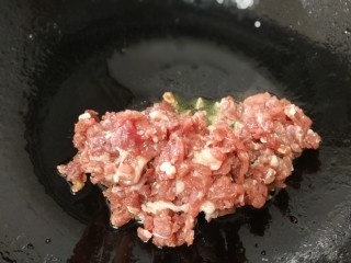 8、香菇牛肉酱,放入牛肉中小火划散。