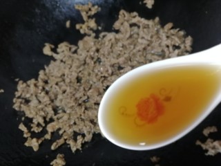 9、香菇牛肉酱,炒熟，放入一汤匙料酒。