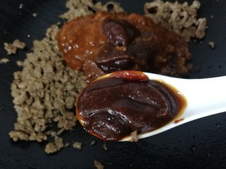 11、香菇牛肉酱,2汤匙甜面酱。