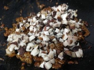 13、香菇牛肉酱,放入香菇丁。