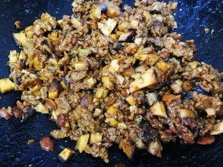 14、香菇牛肉酱,小火把香菇丁炒干一些。
