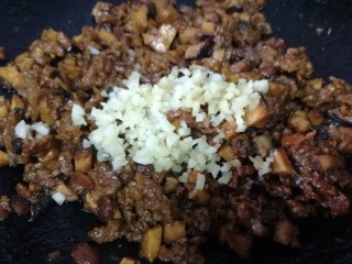 15、香菇牛肉酱,放入葱姜末，小火炒匀。