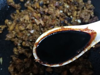 16、香菇牛肉酱,保持小火，放一汤匙老抽。