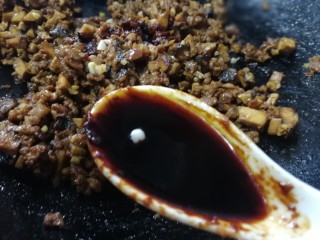 17、香菇牛肉酱,一汤匙生抽。