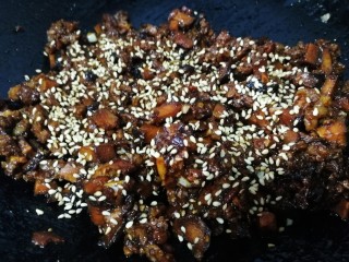 20、香菇牛肉酱,出锅前洒上熟的白芝麻。