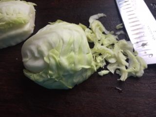 1、大阪烧,卷心菜洗净切细丝