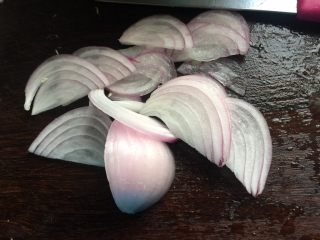 2、大阪烧,洋葱去外皮切细丝