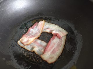 9、大阪烧,锅中放入培根,一般都要五花肉片做,我的偷懒办法