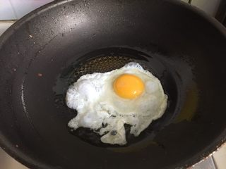 12、大阪烧,锅中煎一个鸡蛋,可以把蛋黄划散