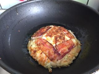 13、大阪烧,趁着鸡蛋没全凝固,把盛出的蔬菜面饼放在鸡蛋上煎一会