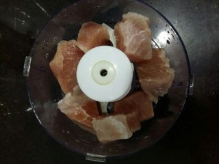 1、丝瓜肉丸汤,瘦肉切块放入绞肉机中。