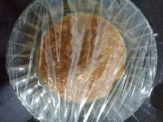 3、丝瓜肉丸汤,搅拌好的肉盖上保鲜膜腌制1小时。我是提前一晚弄好的肉，放在冰箱里，留到第二天用。