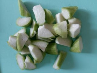 5、丝瓜肉丸汤,丝瓜切成滚刀块。