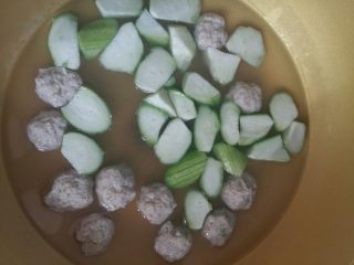 11、丝瓜肉丸汤,丸子熟后放入丝瓜。