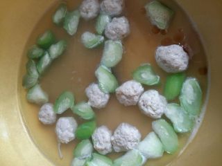 12、丝瓜肉丸汤,煮至丝瓜变透明即可关火。关火后放入1克鸡粉，一勺香油，适量盐，2滴生抽，搅拌均匀出锅。