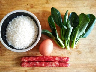 1、腊味煲仔饭,准备食材。