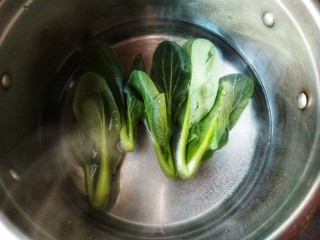 3、腊味煲仔饭,油菜洗净，入开水焯熟。