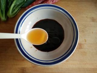 5、腊味煲仔饭,用30毫升味极鲜酱油，15毫升黄豆酱油，15毫升蚝油和5克香油调成料汁。