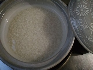 8、腊味煲仔饭,煮饭前1小时洗好米，加入清水，米粒的比例1:1.5。（米最好提前浸泡1个小时，这样的米比较容易煮透，不会有硬芯）