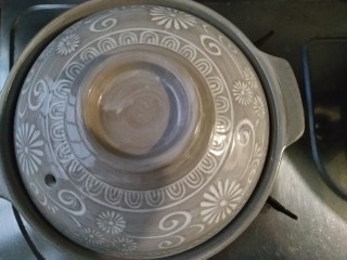 9、腊味煲仔饭,加盖大火将水煮开后，转小火焖。砂锅传热快，放在炉上，受热均匀，煮出来的米饭自然就粒粒分明，口感上乘。