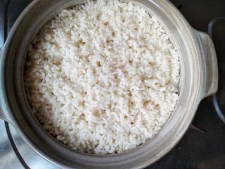 10、腊味煲仔饭,米饭煮到八成熟后开盖看一下。