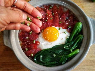 15、腊味煲仔饭,最后撒上一点葱花。