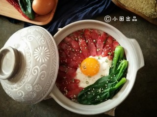 16、腊味煲仔饭,上桌啦！碗底的锅巴微焦，吃起来非常香脆。腊味的油汁渗透到饭中每一口都香味浓郁。