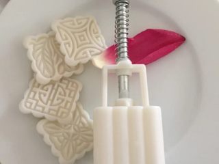 1、高汤土豆泥,如图土豆去皮洗净，月饼模具洗净备用