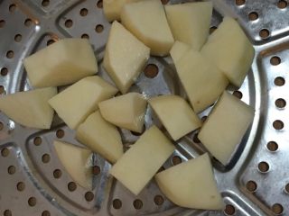 2、高汤土豆泥,如图土豆切块上锅蒸15分钟
