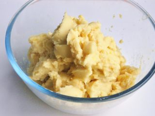 5、绿豆糕,煮好后用勺子碾压,但还是有些颗粒不够细腻,这时可以过筛,但这个过程比较虐心,我分两次将绿豆泥放入破壁机中,加入少量的水,这样做出来的绿豆糕就