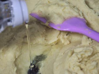 8、绿豆糕,倒入麦芽糖,继续翻炒。