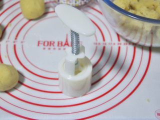 11、绿豆糕,将圆球放入月饼模中,用力压模。