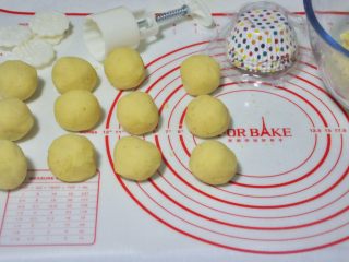 10、绿豆糕,将绿豆泥均分成45克一个的小团,准备50克的月饼模。