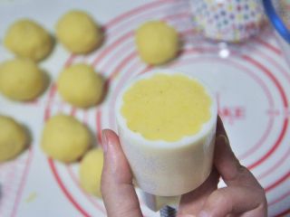 12、绿豆糕,轻轻一推,绿豆糕就成形了。